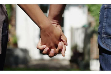 பள்ளி ரி யூனியன்: முதல் காதல் தவிப்பால் 50 வயதில் எஸ்கேப் ஆன ஜோடி!