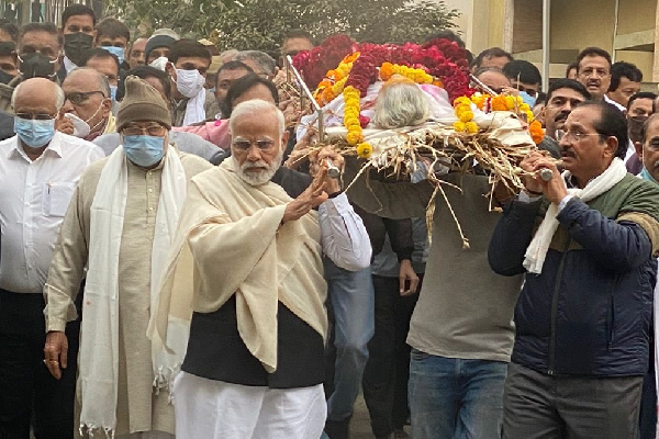 தாயின் உடலை சுமந்து சென்ற பிரதமர் | Modis Mother Heeraben Passed Away