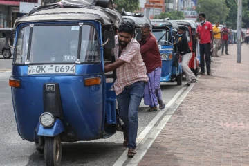 துவிச்சக்கர வண்டிகள் மற்றும் உதிரிப்பாகங்களை வாங்குவதற்கு முண்டியடிக்கும் மக்கள்