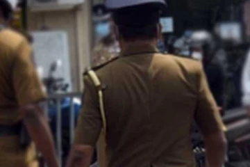 ප්රබල දේශපාලනඥයින් කිහිප දෙනෙකෙුගේ නම් සඳහන් කරමින්,සිදුකළ හඬ පටයක් නිසා පොලිස් ස්ථානාධිපතිව වහාම ක්රියාත්මක පරිදි මාරු කරයි..