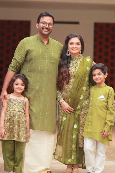 நடிகர் விஜய்யின் ரீல் தங்கையா இது! கணவர், குழந்தைகளுடன் இப்போது எப்படி இருக்கிறார் பாருங்க | Vijay Reel Sister Saranya Mohan Family