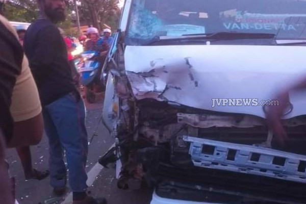 யாழில் நடந்த பயங்கர விபத்து: இரண்டு இளைஞர்கள் ஆபத்தான நிலையில்! | Jaffna Vehicles Accident Two Youths Are Worried