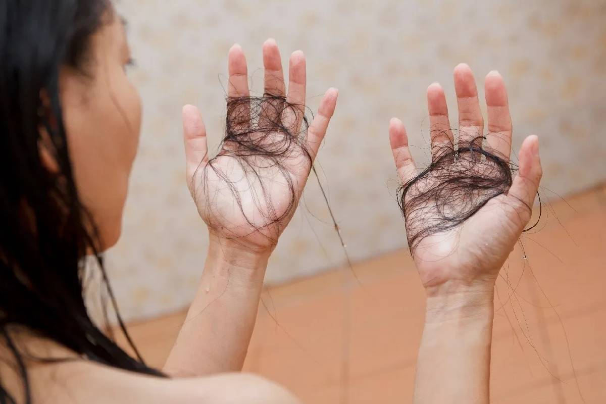 இரவில் உறங்கும் முன் தலைக்கு மறந்தும் எண்ணெய் வைக்காதீங்க! மீறினால் இந்த பிரச்சனை வரும் | Hair Care Tips Does Putting Oil On Your Hair Night