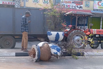 இலங்கையில் நேர்ந்த கோர விபத்தில் இருவர் வைத்தியசாலையில்