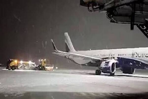 ஜெர்மனியை உலுக்கும் கடும் பனிப்பொழிவு: விமானம், ரயில் போக்குவரத்து பாதிப்பு | Frankfurt Airport Cancels Flights Heavy Snowfall