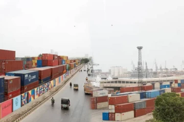 அமெரிக்காவின் கடற்படை முற்றுகை: கராச்சி துறைமுகத்தில் ஈரானின் 3,000 கொள்கலன்கள் தேக்கம்