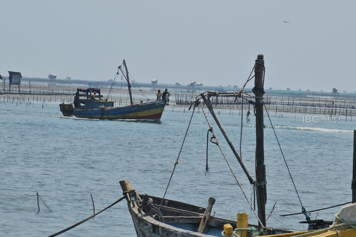 யாழில் படகு விபத்து...! நீரில் மூழ்கிய பலர் - மீட்பு நடவடிக்கை தீவிரம் | Jaffna Kurunagar Boat Capsizes One Dead