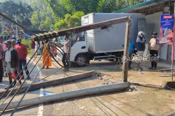 ஹட்டனில் மரம் முறிந்து விழுந்ததால் போக்குவரத்துப் பாதிப்பு | Traffic Disruption Due To Falling Tree Hatton ஹட்டனில் மரம் முறிந்து விழுந்ததால் போக்குவரத்துப் பாதிப்பு | Traffic Disruption Due To Falling Tree Hatton