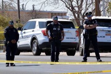 அமெரிக்காவில் 2 குழுக்களிடையே துப்பாக்கிச் சூடு ; இளைஞர்கள் மூவர் பலி