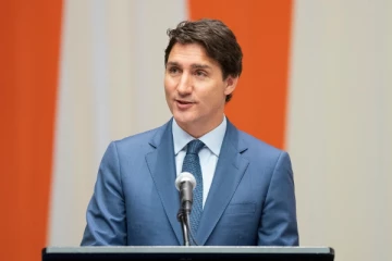 கனடிய பிரதமர் நாடு திரும்பினார்