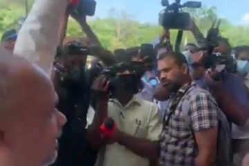පාගමනකට සම්බන්ද වූ සරත් විරසේකරට පුද්ගලයෙකු බැන වදී. උණුසුම් තත්වයක්.. වීඩියෝ සහිතයි.. (VIDEO)