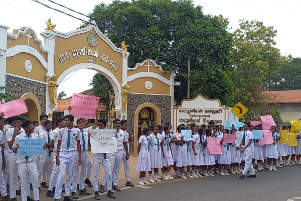 பாடசாலைக்குள் கள்ளத்தனம் எதற்கு; யாழ் பிரபல பாடசாலை மாணவர்கள் வீதிக்கு இறங்கி போராட்டம்! | Jaffna Union College Student Protested