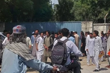 பள்ளி பேருந்து மீது துப்பாக்கி சூடு நடத்திய பொலிஸ் அதிகாரி: கொல்லப்பட்ட 8 வயது சிறுமி