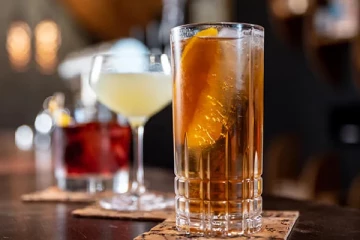 லிட்டர் கணக்கில் மது அருந்தும் மக்கள் - ஏன், எங்கெல்லாம் தெரியுமா?