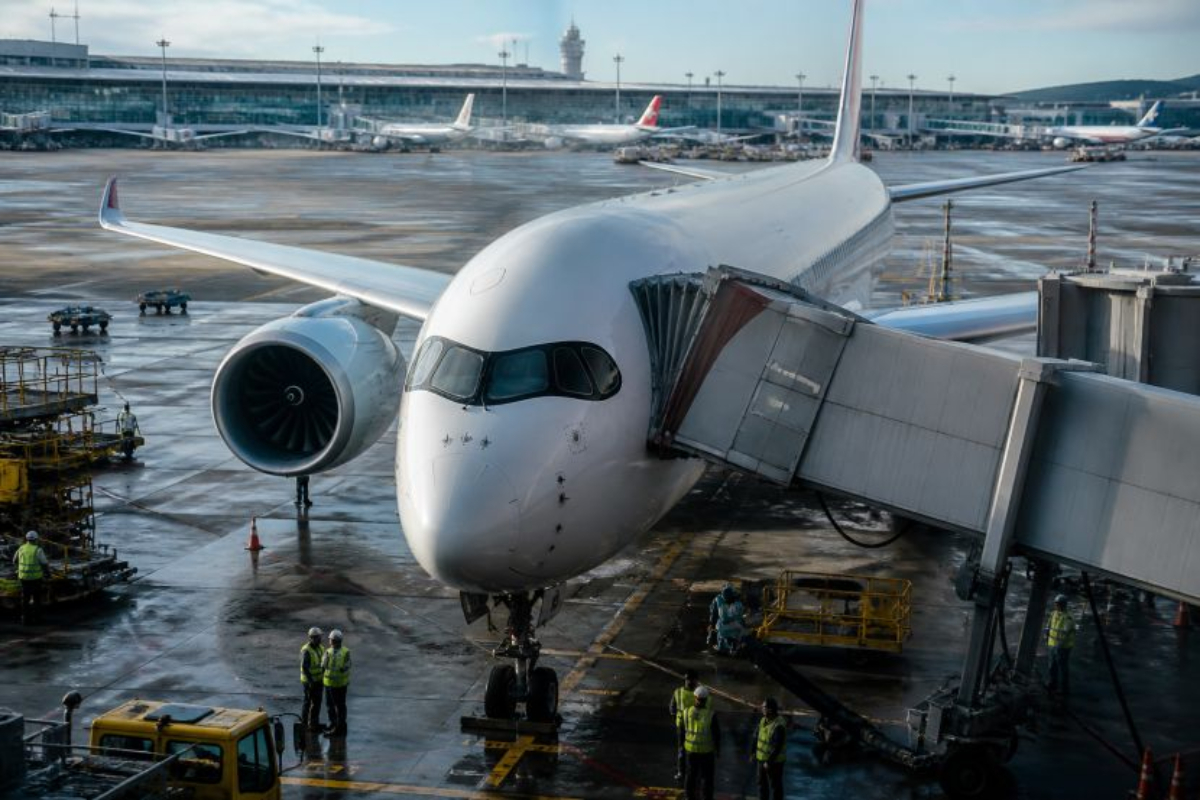 சீனாவில் பாலத்தின்மீது மோதி விமானம் விபத்து | China Airlines Plane Collides With Jet Bridge