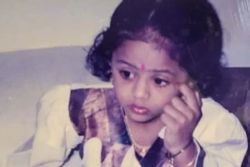 யோசனையில் இருக்கும் இந்த குழந்தை எந்த நடிகை தெரியுமா? ஆச்சரியப்படுவீங்க