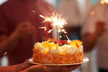 பிறந்தநாள் சர்ப்ரைஸ் கொடுத்த நிறுவனத்தின் மீது வழக்கு; 450,000 டொலர் இழப்பீடு பெற்ற நபர்