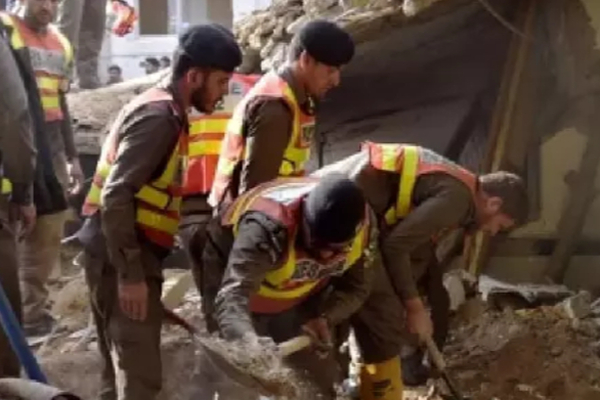 பாகிஸ்தானை உலுக்கிய குண்டு வெடிப்பு - உயிரிழப்பு 44 ஆக உயர்வு | Bomb Blast At Political Meeting In Pakistan Death