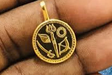 යතුරු පැදියෙන් ඇවිත් මව ඉදිරියේම දරුවාගේ පංචායුධය කපා ගෙන ගිහින්