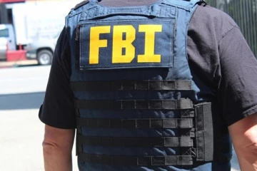 ශ්‍රී ලංකාවේ සංචාරය කළ FBI රහස් ඔත්තු සේවයේ හිටපු ප්‍රධානියෙක් අත්අඩංගුවට.