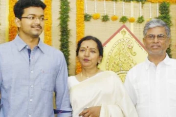 அப்பா அம்மாவை கண்டுகொள்ளாமல் கோடிக்கு ஆசைப்படும் விஜய்? விரக்தியில் கண்ணீர் விட்ட எஸ்.ஏ. சந்திரசேகர்