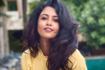 ஸ்லீவ் லெஸ் புடவையில் அழகாக போஸ் கொடுத்த சீரியல் நடிகை ரோஷினி.. வீடியோ பாருங்க