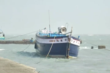 மண்டபம் வடக்கு கடல் பகுதியில் கடல் சீற்றம்:படகுகளை பாதுகாக்கும் பணியில் கடற்தொழிலாளர்கள் தீவிரம்:(Photos)