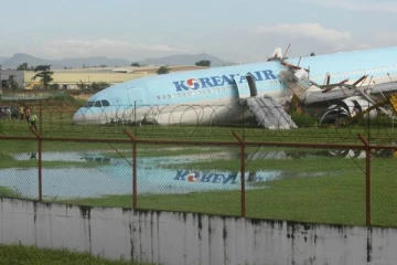 பயணிகளுடன் புல்வெளிக்குள் நுழைந்த விமானத்தால் பரபரப்பு!