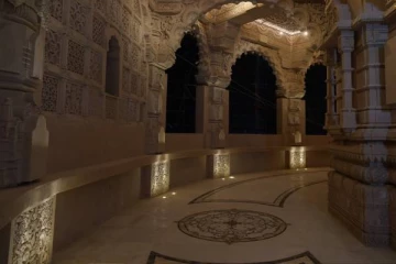 இரவு நேரத்தில் ஜொலிக்கும் அயோத்தி ராமர் கோயில்: பிரம்மிப்பூட்டும் புகைப்படங்கள்