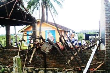 இடிந்து விழுந்த பாடசாலை கட்டிடங்கள்: கல்விச் செயலாளர் வெளியிட்ட அதிர்ச்சி தகவல்