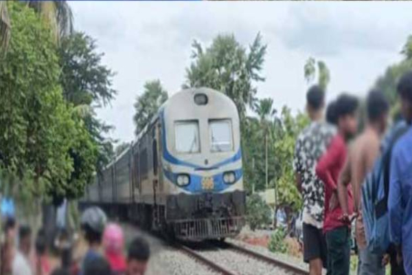 வவுனியாவில் பயங்கர விபத்து சம்பவம்: இருவர் வைத்தியசாலையில்! | Train Collides With Ferry In Vavuniya Two Injured