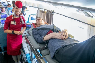 வாழ்நாளில் முடியாது என நினைத்த உலகின் அதிசய பெண்ணின் ஆசையை நிறைவேற்றிய விமானநிறுவனம்(Photos)