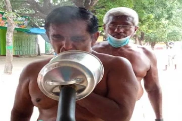 இலங்கையில் விசித்திரமாக நீராவி பிடிக்கும் முதியவர்கள்