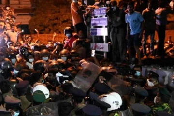 மஹிந்தவின் வீட்டின் முன்பு பாரிய ஆர்ப்பாட்டத்தில் மக்கள்!