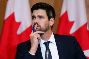 வீடு பற்றாக்குறைக்காக வெளிநாட்டு மாணவர்கள் மீது கை வைக்க திட்டமிட்ட கனேடிய அமைச்சர்: அடித்தார் அந்தர் பல்டி