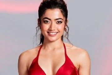 வாரிசு நடிகைன்னா சும்மாவா!! லோநெக் கிளோசப் ஆடையில் ரசிகர்களுக்கு ஷாக் கொடுத்த விஜய் பட நடிகை..