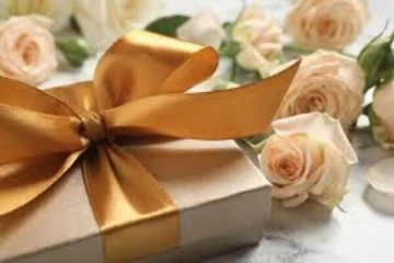 මිතුරාගේ අමුතු විවාහ ත්යාගය නිසා අවුරුද්දක් පුරාවට මනමාලයාට කරන්න සිද්ද වුනු දේ...(PHOTO)