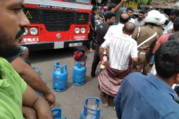 மட்டக்களப்பில் எரிவாயுவை வழங்க கோரி வீதியை மறித்து போராட்டம் (Photos)
