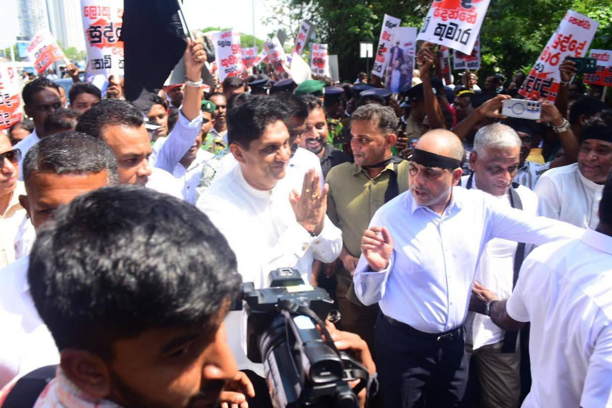 நாடாளுமன்றத்திற்கு முன் போராட்டத்தில் குதித்த எதிர்க்கட்சி ; கடும் போக்குவரத்து நெரிசல் | Opposition Protest At Parliament