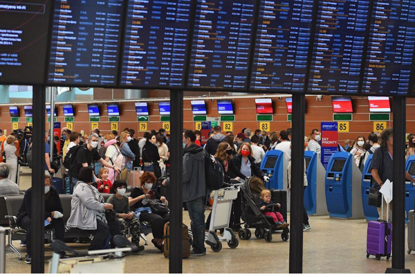 அமெரிக்காவில் முடங்கிய விமான சேவை: அவதியில் பயணிகள் | More Than 1000 Flights Cancelled In Us Air Traffic