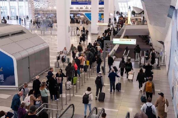 ஒரே நாளில் 3,300 விமானங்கள் ரத்து... 10,000 விமானங்கள் தாமதம்: எழுந்த புதிய அச்சம் | Airlines Cancel 3300 Us Flights ஒரே நாளில் 3,300 விமானங்கள் ரத்து... 10,000 விமானங்கள் தாமதம்: எழுந்த புதிய அச்சம் | Airlines Cancel 3300 Us Flights