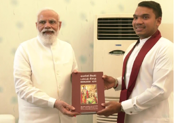 சிங்கள மொழி பகவத் கீதை நூலை பிரதமர் மோடிக்கு அமைச்சர் நாமல் ராஜபக்சே வழங்கினார் | India Modi Meeting