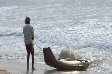 தமிழர் பகுதியில் மீன்பிடிக்க சென்றவருக்கு வலைக்குள் காத்திருந்த பெரும் அதிர்ச்சி ; தீவிரமாகும் விசாரணை