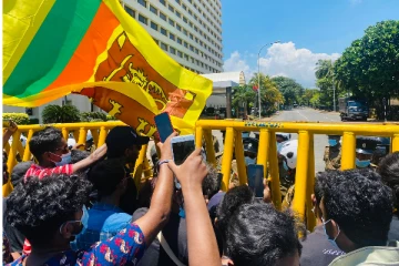 அரசாங்கத்திற்கு எதிராக போராடும் இலங்கையர்களுக்கு வழங்கப்படும் இலவச சேவை