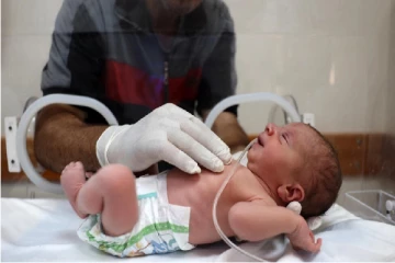 இஸ்ரேலின் கொடூரம் : விமான குண்டுவீச்சில் உயிரிழந்த கர்ப்பிணியின் வயிற்றில் உயிருடன் இருந்த குழந்தை