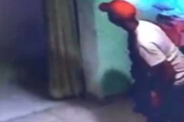 පන්සලට පැන කොල්ලකෑ සොරා කැමරා කාචයට හසුවෙයි..(VIDEO)