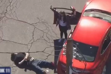 அமெரிக்காவில் 2 பயங்கர துப்பாக்கிச் சூடு சம்பவங்கள்: ஹெலிகாப்டரில் குற்றவாளிகளை துரத்திப்பிடித்த பொலிஸார்