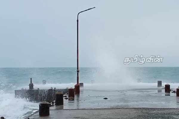 மன்னார் வளைகுடா கடல் பகுதியில் சூறை காற்றுடன் கடல் சீற்றம்: போக்குவரத்து அபாயம்(Photo) | Seas With Stormy Winds In Pak Jala Sandhi