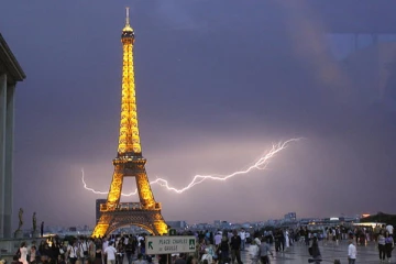 பிரான்சில் ஒரே நாளில் 20,000மின்னல் தாக்குதல்கள்!