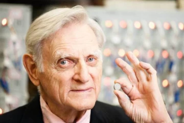 லித்தியம் பேட்டரியை கண்டுபிடித்த விஞ்ஞானி உயிரிழந்தார்!